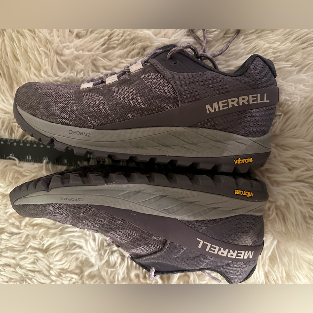 Merrell women’s size 8.5 light purple hiking shoe.